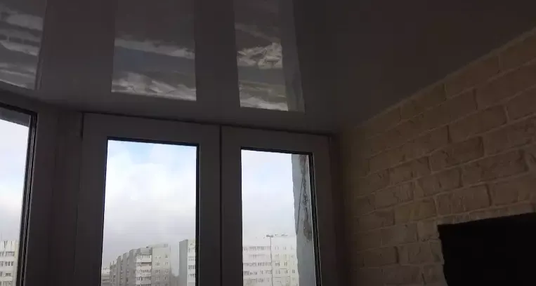 Зеркальный натяжной потолок на лоджию — Петрозаводск, проспект Александра Невского, 44, фото 1